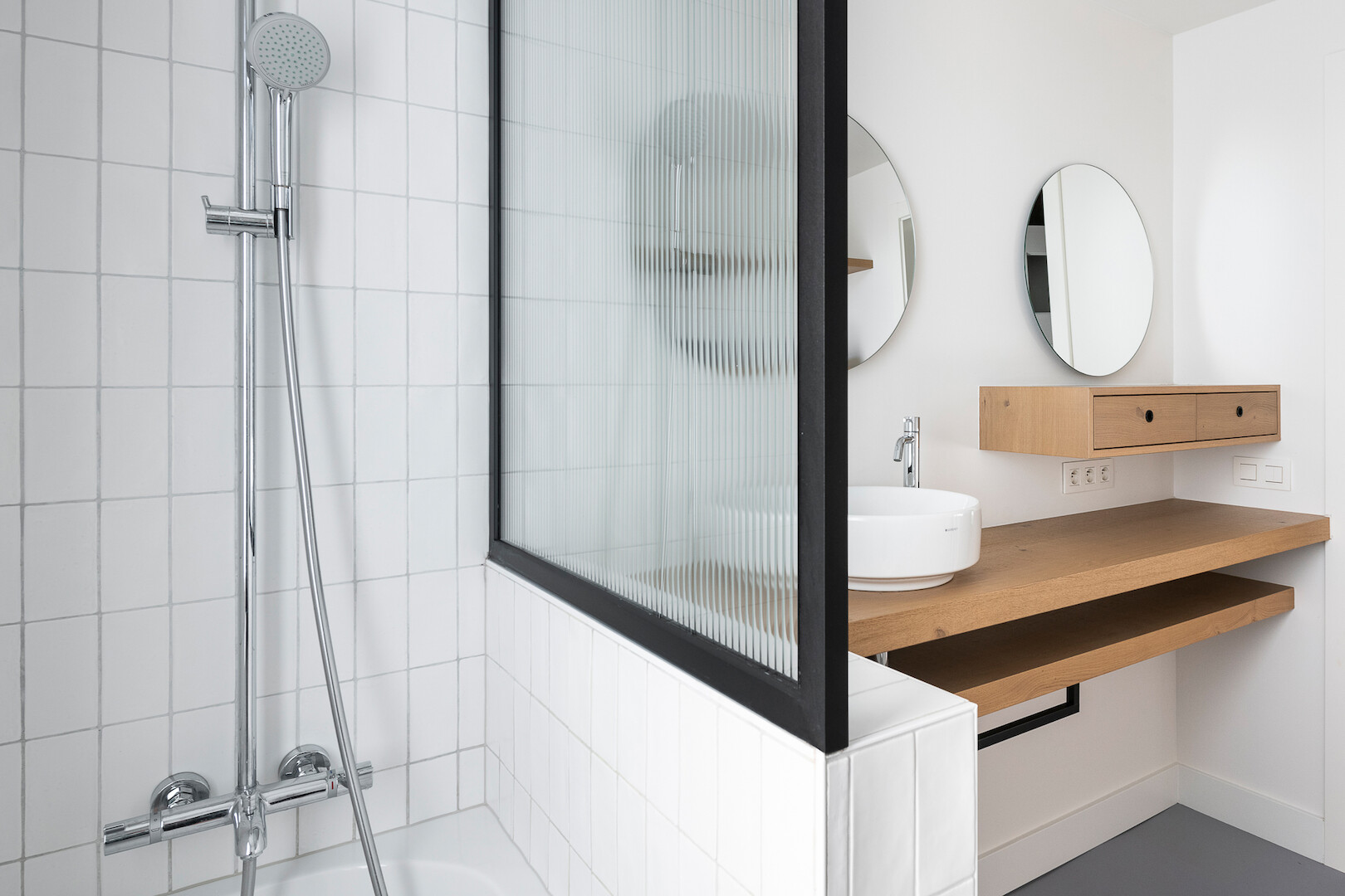 Transformatie van bureauruimte naar badkamer