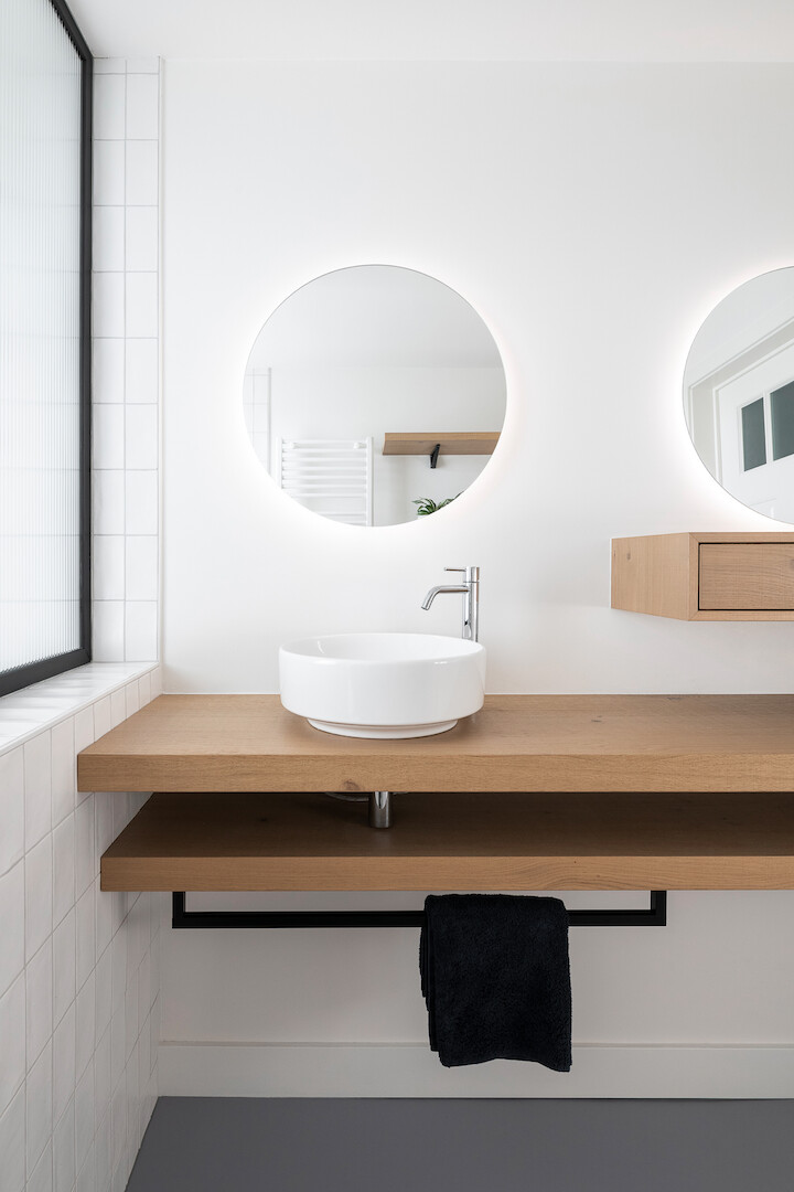 Transformatie van bureauruimte naar badkamer