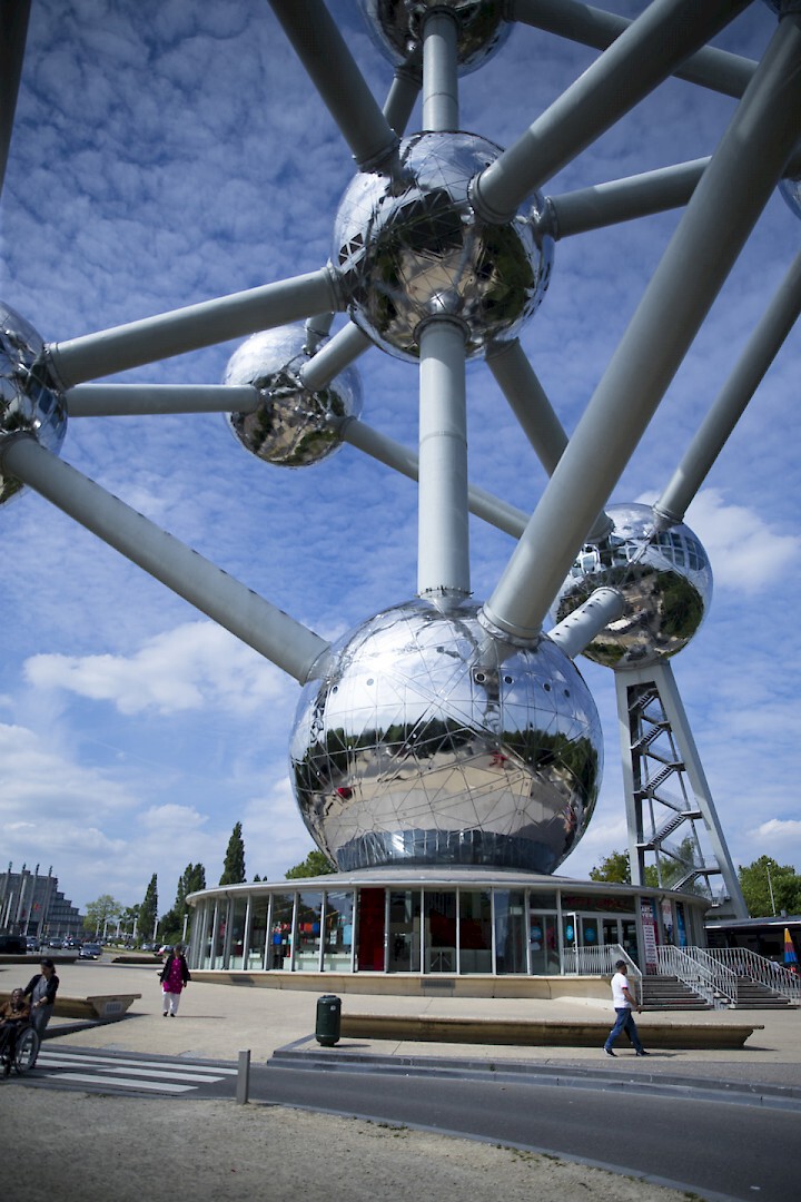 Zitbank onder het Atomium