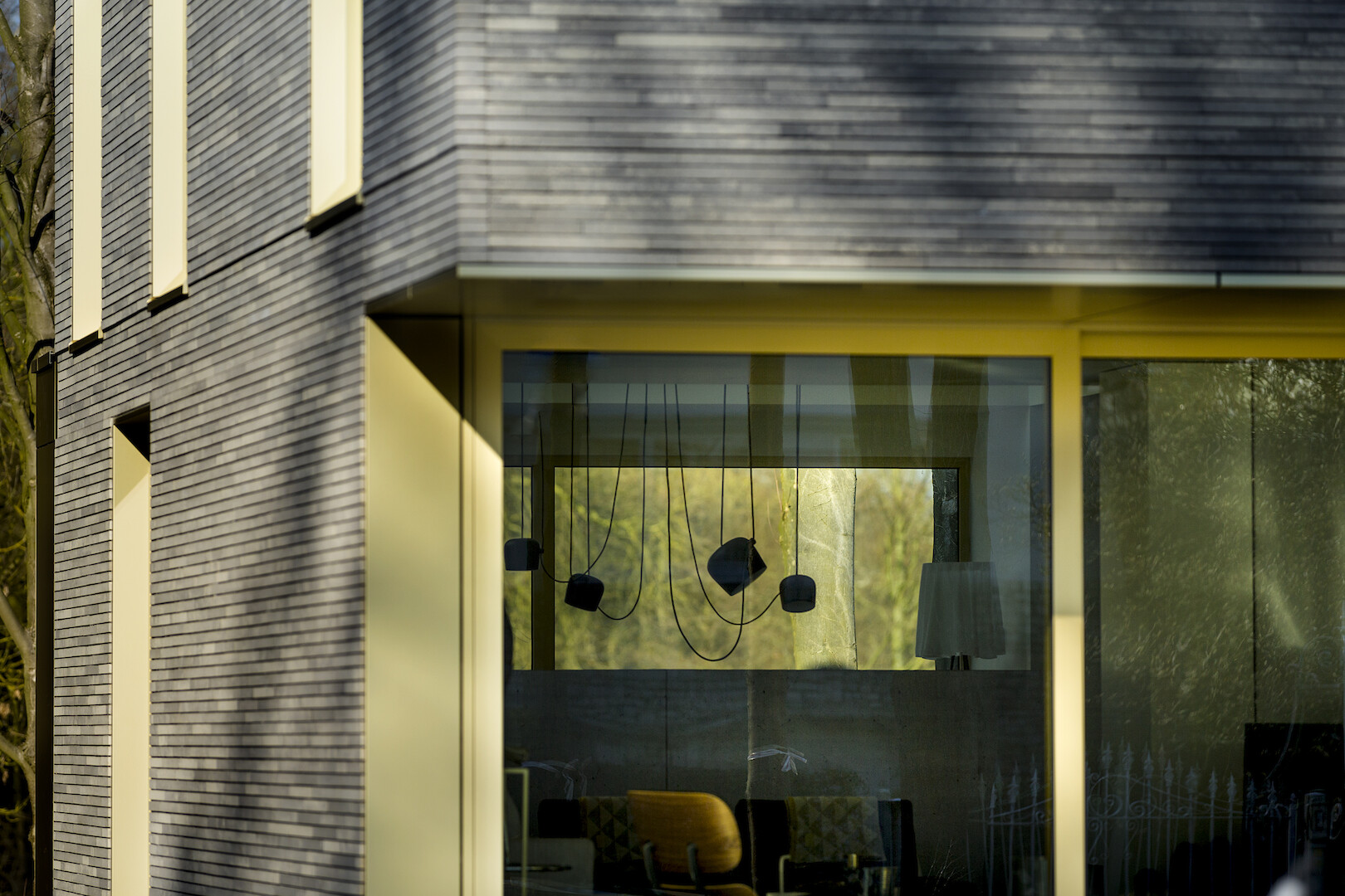 Woning op een heuvel met massief houtbouw constructie
