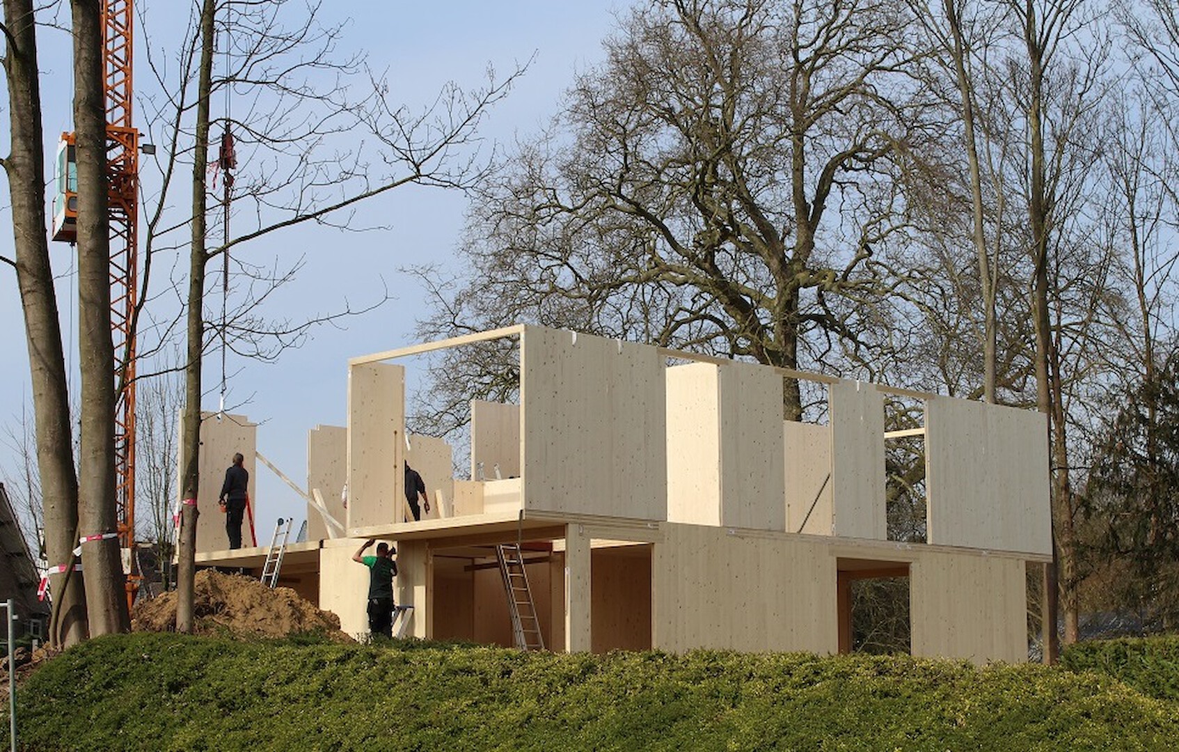 Woning op een heuvel met massief houtbouw constructie