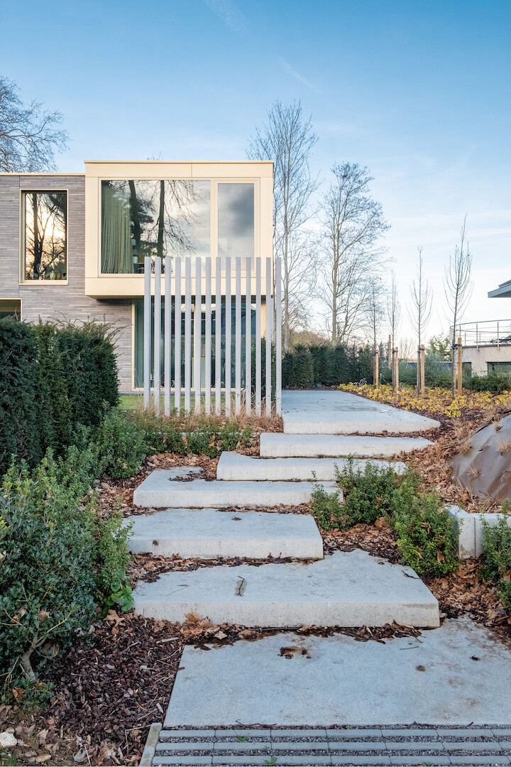 Woning op een heuvel met massief houtbouw constructie