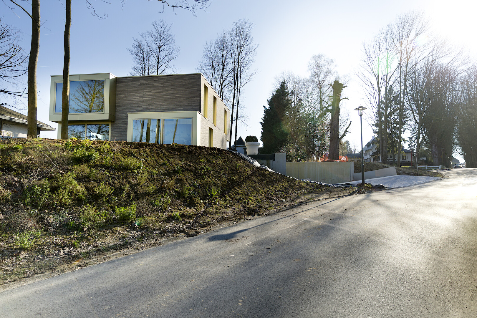 Woning op een heuvel met massief houtbouw constructie