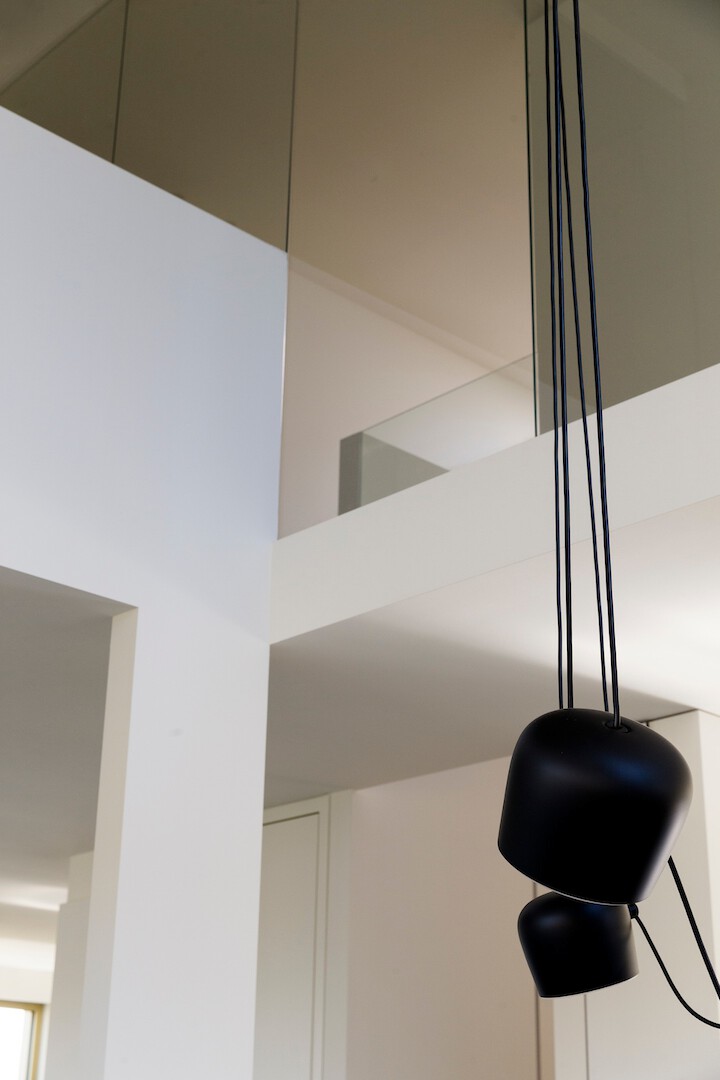 Woning op een heuvel met massief houtbouw constructie