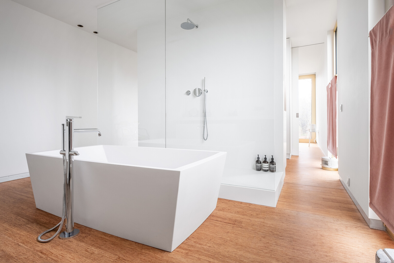 Woning op een heuvel met massief houtbouw constructie