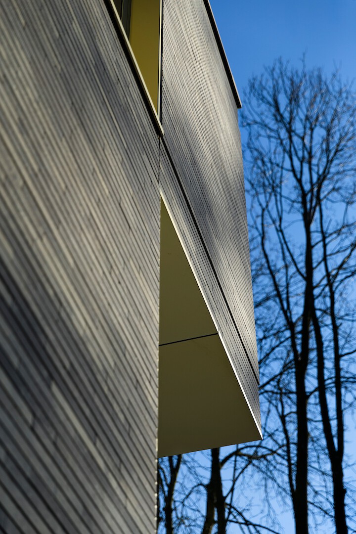 Woning op een heuvel met massief houtbouw constructie