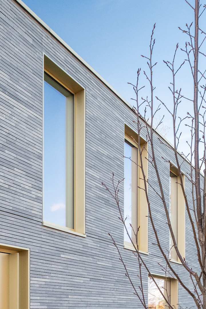 Woning op een heuvel met massief houtbouw constructie