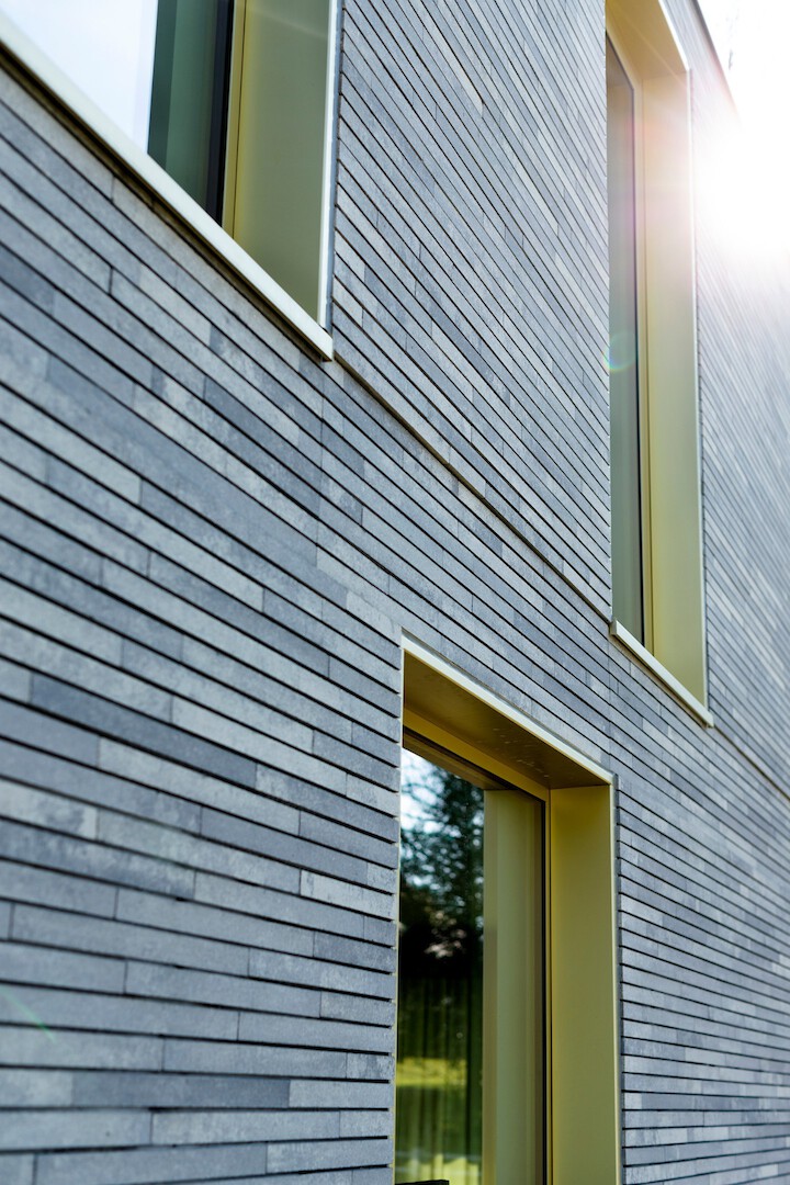 Woning op een heuvel met massief houtbouw constructie