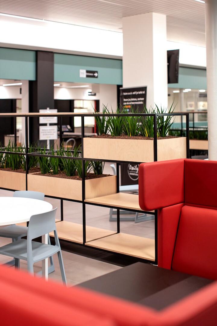 Inrichtingsplan met meubilair voor een universitaire campus cafetaria