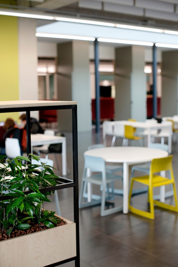 Inrichtingsplan met meubilair voor een universitaire campus cafetaria