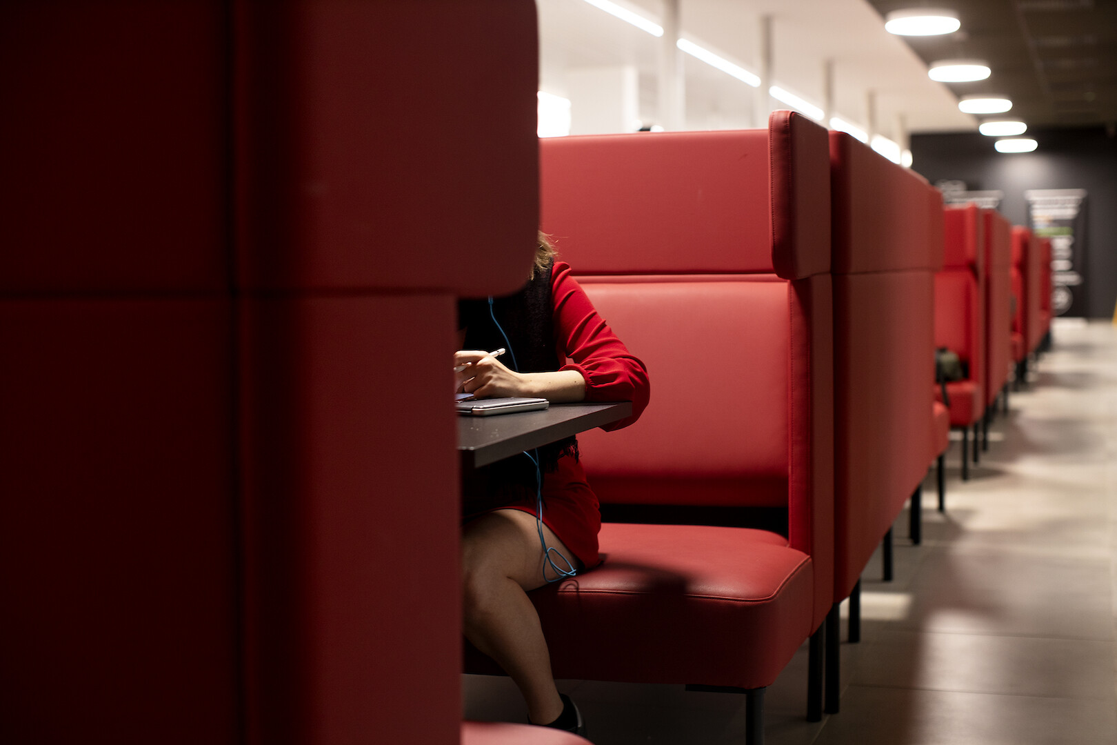 Inrichtingsplan met meubilair voor een universitaire campus cafetaria