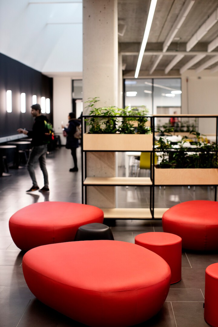 Inrichtingsplan met meubilair voor een universitaire campus cafetaria
