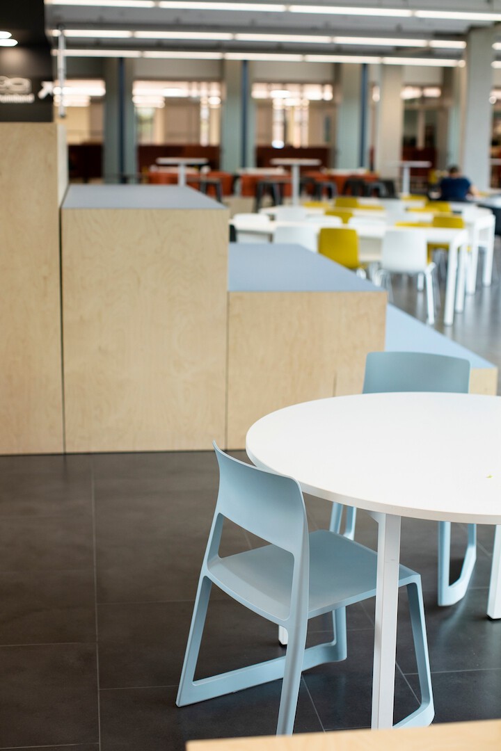 Inrichtingsplan met meubilair voor een universitaire campus cafetaria